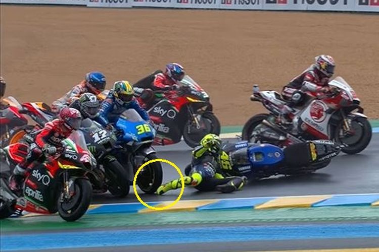 Valentino Rossi mengalami crash pada MotoGP Perancis yang digelar di Sirkuit Le Mans, Minggu (11/10/2020). Kaki Rossi nyaris terlindas motor Joan Mir ketika ia terjatuh.