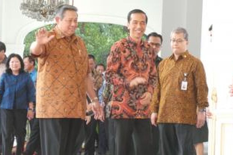 Presiden Susilo Bambang Yudhoyono mengantar presiden terpilih Joko Widodo berkeliling istana, Minggu (19/10/2014) petang.