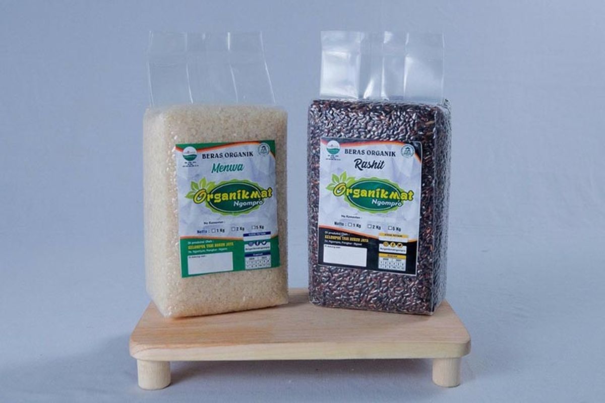 Beras putih dan beras hitam organik.