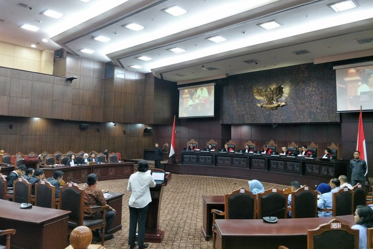 Ketua Umum Yayasan Lembaga Bantuan Hukum Indonesia (YLBHI) Asfinawati saat memberikan keterangan ahli dalam sidang uji materi atas UU No. 1 PNPS tahun 1965 tentang Pencegahan Penyalahgunaan dan/atau Penodaan Agama di Mahkamah Konstitusi (MK), Jakarta Pusat, (7/11/2017).