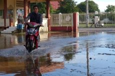 Banjir Surut, Warga Bersihkan Rumah
