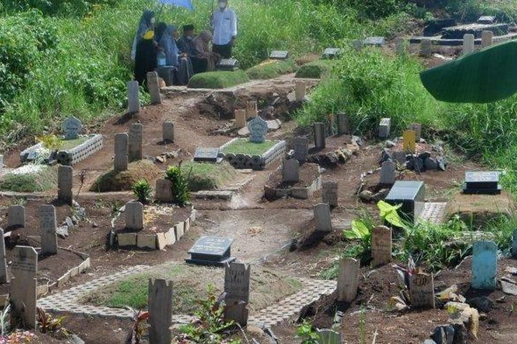 Warga berziarah ke pemakaman khusus jenazah Covid 19 di TPU Cikadut, Kota Bandung, pada Hari Raya Idul Fitri 1442 H.
