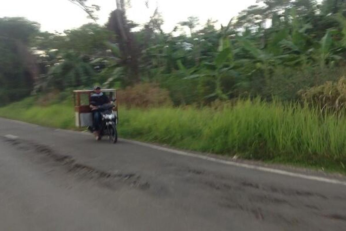 Jalan menuju KEK Tanjung Lesung, Pandeglang, Banten. Gambar diambil Jumat (6/5/2016).