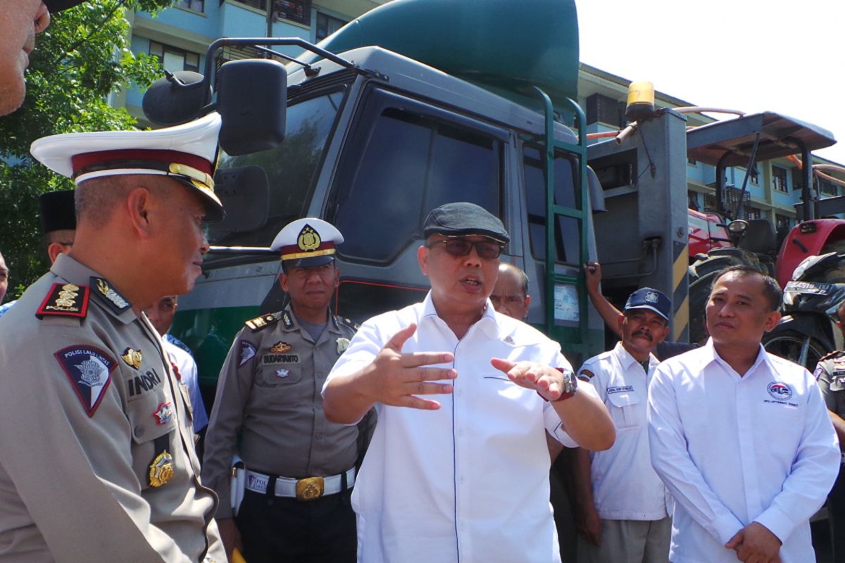 Dirjen Perhubungan Darat Kementerian Perhubungan Pudji Hartanto saat mengecek truk trailer yang menewaskan tiga orang di Medan, Sumatera Utara, Kamis (1/6/2017).