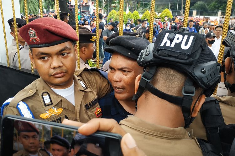 Ketua DPW Prima DKI Jakarta, Nuradim, diamankan tim Jagat Saksana yang notabene tim pengamanan dalam (pamdal) KPU, setelah berupaya merangsek masuk ke kantor lembaga penyelenggara pemilu itu dengan memanjat pagar untuk menjemput pimpinan KPU RI, Rabu (14/12/2022).