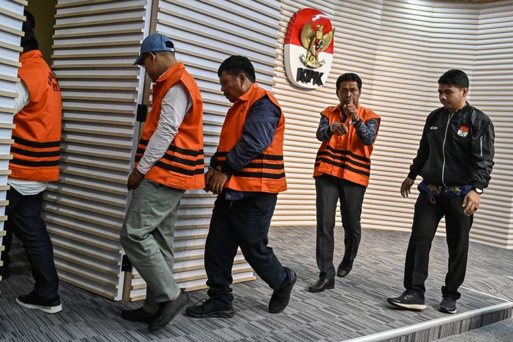 Sejumlah tersangka kasus dugaan korupsi proyek pengadaan jalan Kalimantan Timur (Kaltim) berjalan keluar ruang konferensi pers di Gedung Merah Putih KPK, Jakarta, Sabtu (25/11/2023). KPK menahan lima orang tersangka yakni Direktur CV Bajarsari Nono Mulyanto, Pemilik PT FPL Abdul Nanang Ramis, Staf FPL Hendra Sugiarto, Kepala Satuan Kerja BBPJN Rahmat Fadjar dan Pejabat Pembuat Komitmen Pelaksanaan Jalan Nasional Wilayah 1 Kaltim Riado Sinaga terkait dugaan tindak pidana korupsi berupa suap proyek pengadaan jalan di Kalimantan Timur tahun 2023, serta mengamankan barang bukti uang tunai Rp525 juta sebagai sisa dari Rp1,4 miliar. ANTARA FOTO/Sulthony Hasanuddin/aww.