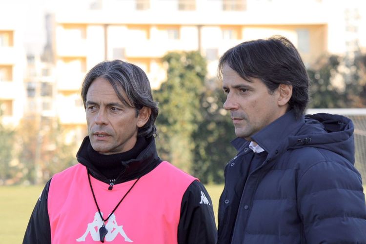 Kakak beradik Filippo dan Simone Inzaghi berdiskusi di lapangan latihan Benevento, Italia, pada 10 Januari 2020.