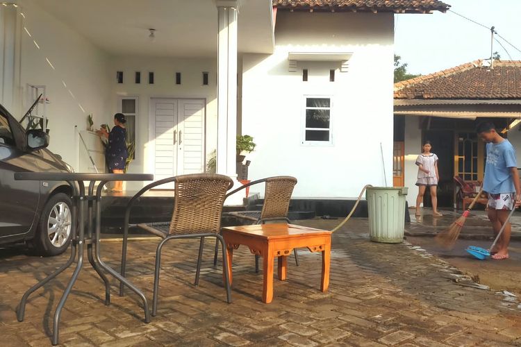 Erupsi Gunung Anak Krakatau Mereda, Warga Lampung Bersihkan Rumah Terdampak Abu Vulkanik