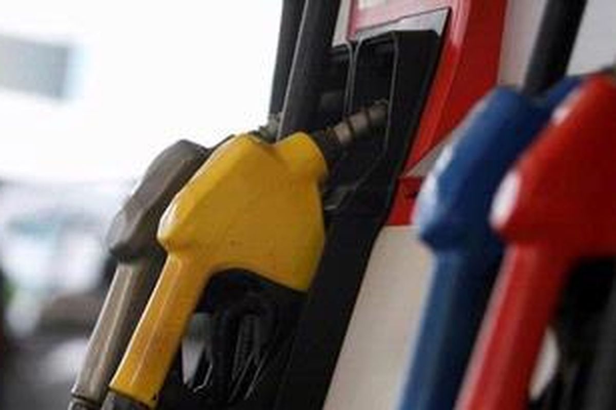 Pelanggan mengisi bahan bakar minyak di Stasiun Pengisian Bahan Bakar Umum.