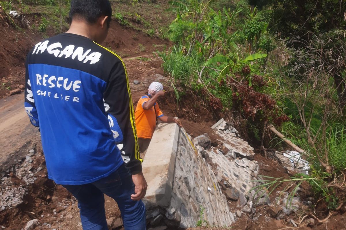 Jalan longsor akibat hujan lebat selama 2,5 jam pada Minggu (26/11/2023) dan Senin (27/11/2023) di Desa Curah Tatal, Kecamatan Arjasa, Kabupaten Situbondo, Provinsi Jawa Timur.  