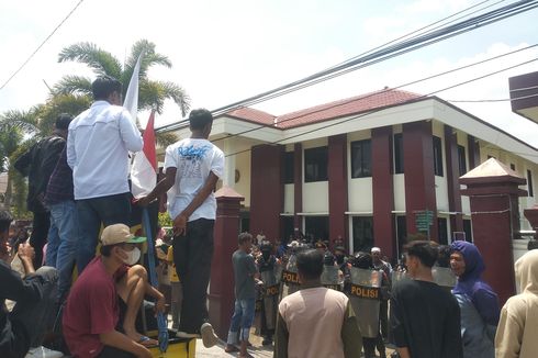 Demo di PN Bima, Keluarga Korban Pembunuhan Anggota Satpol PP Desak Pelaku Dihukum Setimpal