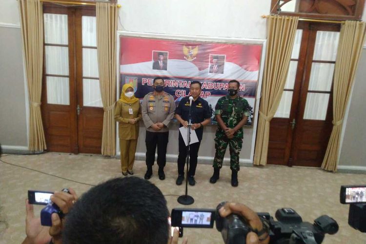 Bupati Cilacap Tatto Suwarto Pamuji menggelar koneferensi pers terkait temuan Omicron di Cilacap, Jawa Tengah, Senin (24/1/2022).