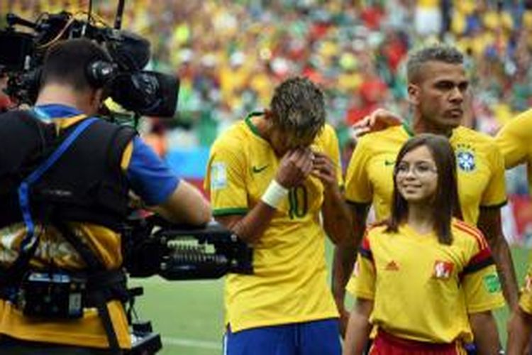 Penyerang Brasil Neymar (tengah) menangis saat lagu kebangsaan Brasil dimainkan sebelum bertanding melawan Meksiko dalam laga Grup A Piala Dunia di Castelao Stadium di Fortaleza, Selasa (17/6/2014). Pertandingan berakhir imbang tanpa gol. 