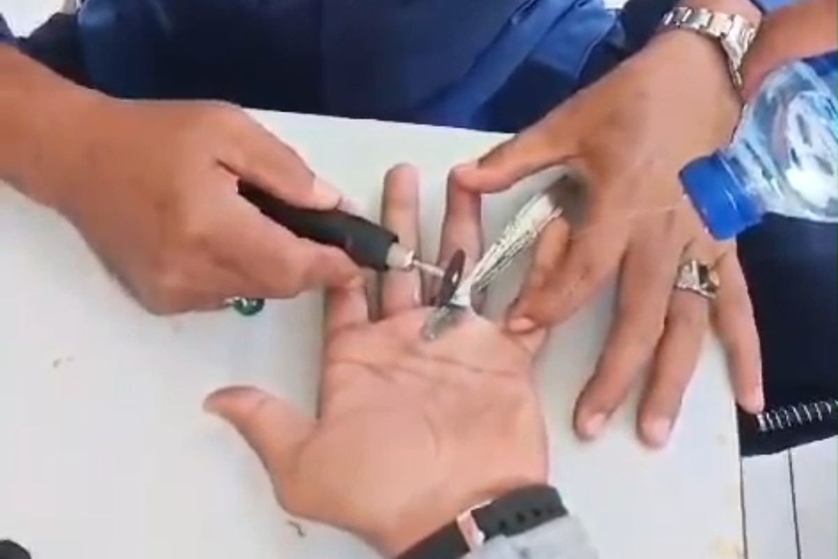 Petugas Damkar Banyuwangi evakuasi potong cincin. Rabu (29/1/2025) 