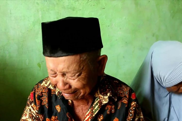 Ilyas (85) dan Warniah (75), menangisi Carmi, putri pertamanya yang menjadi TKW dan juga belum kunjung pulang kampung setelah 31 tahun menjadi buruh migran. Keduanya serta sanak keluarga memohon pada pemerintah membantu dan memulangkan Carmi.