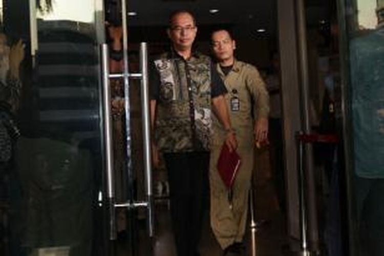 Bupati Musi Banyuasin Pahri Azhari (tengah) usai diperiksa penyidik KPK terkait kasus dugaan suap Laporan Keterangan Pertanggungjawaban (LKPJ) tahun 2014 Bupati Musi Banyuasin dan pengesahan APBD 2015, di kantor KPK, Jakarta Selatan, Kamis (27/8/2015). Pahri diperiksa bersama istrinya, Lucianty, sebagai saksi dengan tersangka Riamon Iskandar Ketua DPRD Musi Banyuasin. TRIBUNNEWS/HERUDIN