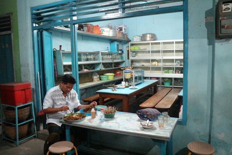 Seorang penjual lontong kupang sedang menyiapkan sate kerang di Warung Lontong Kupang Bu Ning di bilangan Pasar Keraton, Pasuruan, Jawa Timur, Selasa (5/6/2018). Sate kerang merupakan teman untuk menyantap kuliner lontong kupang.