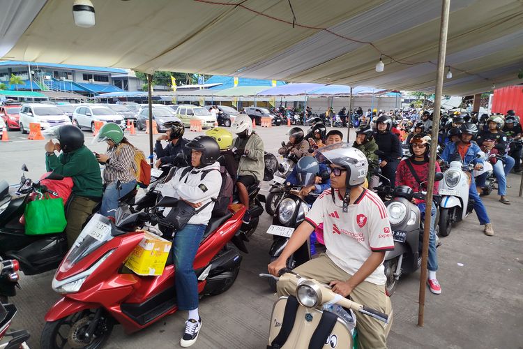 Pemudik Motor Membeludak di Pelabuhan Ketapang Jatim, Jumlahnya Melonjak 24 Persen