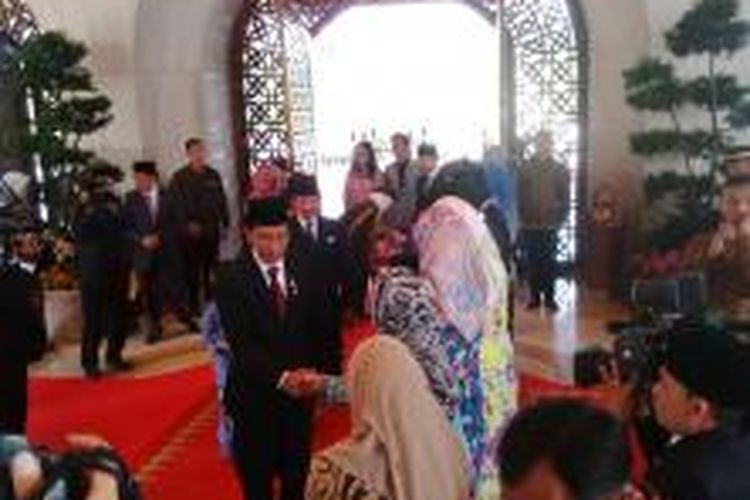 Presiden Joko Widodo dan Sultan Brunei Darussalam Hassanal Bolkiah saat di Istana Nurul Iman, Sabtu (7/2/2015).