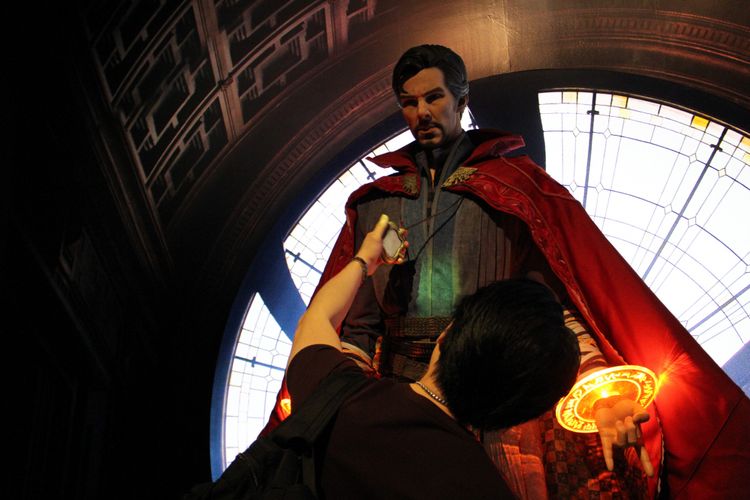 Replika Dr. Strange di pameran 10 tahun Marvel Studios, ArtScience Museum, Marina Bay Sands, Singapura. 