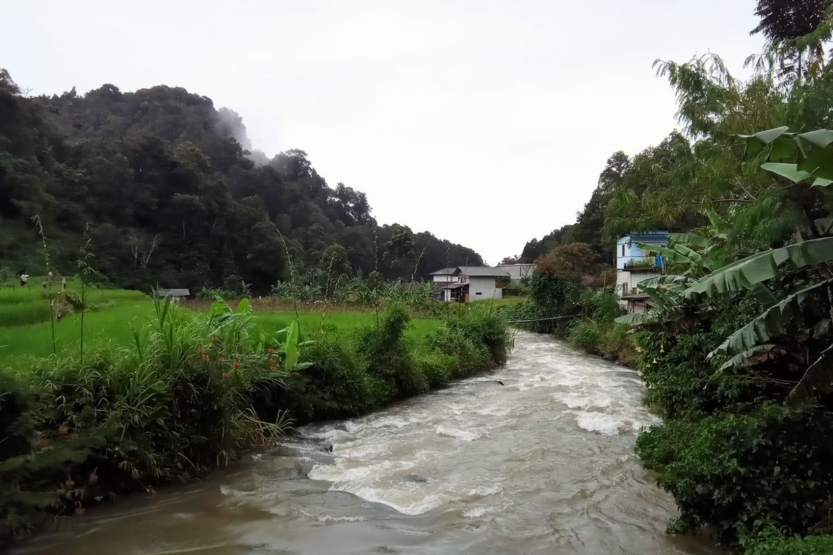 Kampung Tangsijaya, Desa Gununghalu, Kecamatan Gununghalu, Kabupaten Bandung Barat, Jawa Barat kompak untuk mengelola dan memanfaatkan arus sungai menjadi energi listrik melalui Pembangkit Listrik Tenaga Mikro Hidro (PLTMH).