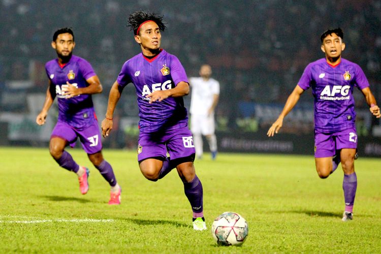 Pemain Persik kediri Taufiq saat pertandingan kedua babak penyisihan Grup D Piala Presiden 2022 melawan Arema FC yang berakhir dengan skor 0-1 di Stadion Kanjuruhan Kepanjen, Kabupaten Malang, Rabu (15/6/2022) malam.