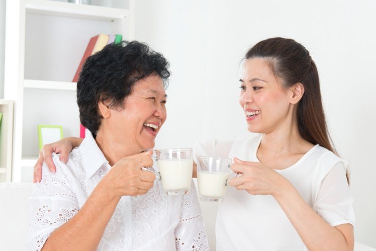 Ilustrasi anak minum susu bersama orangtua 