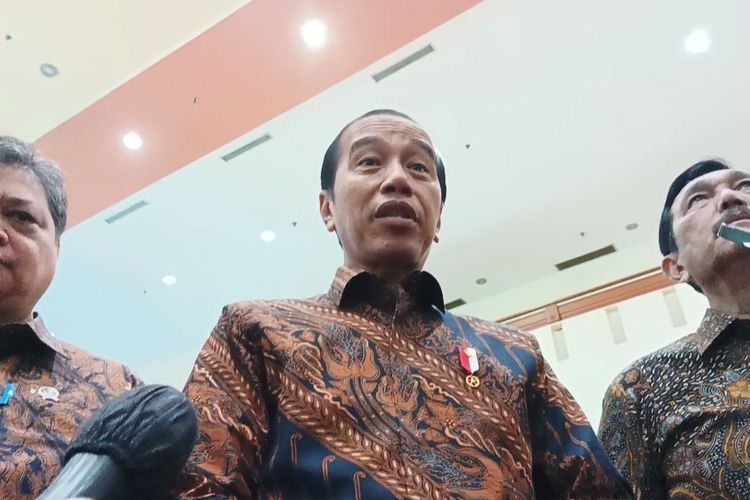 Presiden Joko Widodo saat memberikan keterangan pers di Gedung Dhamapala, Jakarta, Senin (20/3/2023).