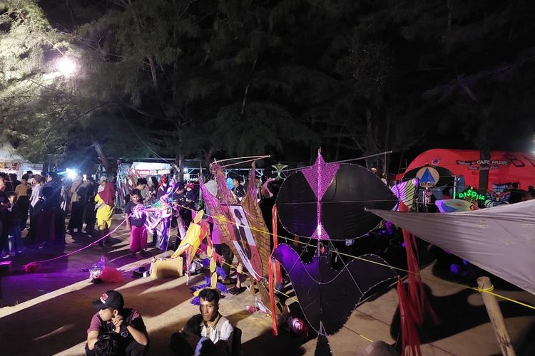 Pemkab Sumenep menggelar Festival Layang-layang LED untuk pertama kali di Jatim di Pantai Lombang untuk menggerakkan ekonomi masyarakat.