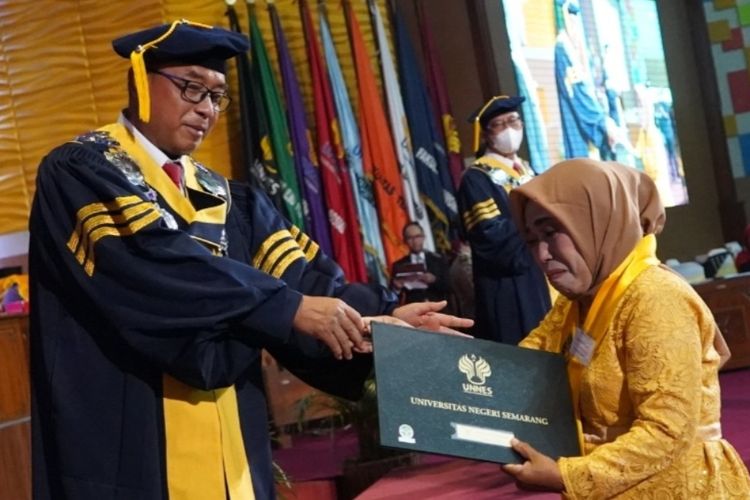 Mahasiswa Unnes, Dimas Sakti Maulana meninggal dunia akibat kecelakaan. Akhirnya momen wisudanya diwakili oleh Ibunya pada Kamis (24/11/2022).