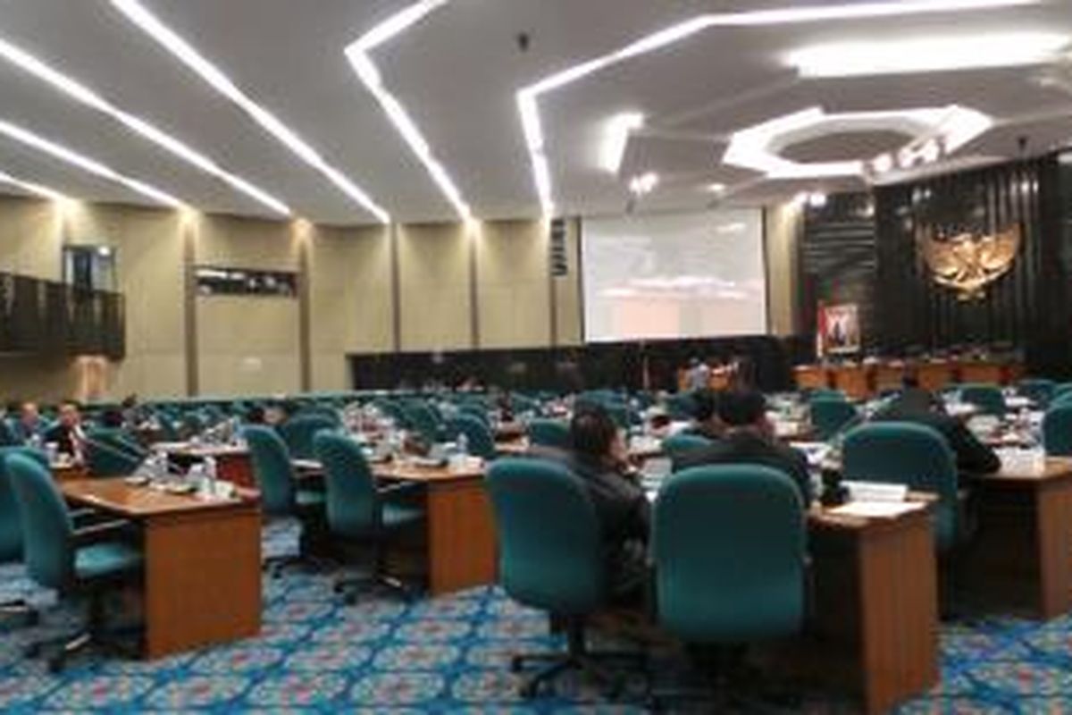 Rapat paripurna yang dihadiri Wakil Gubernur DKI Jakarta Basuki Tjahaja Purnama pada Jumat (15/8/2014) sepi. Hanya dihadiri 20 anggota dewan.