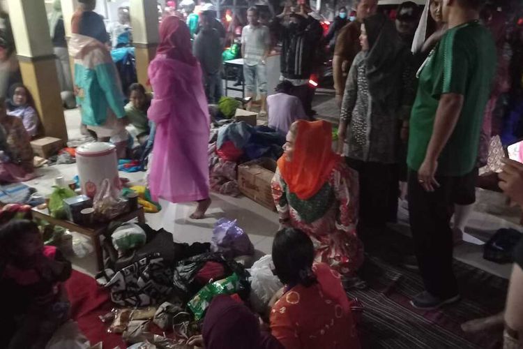 Puluhan warga sedang mengungsi di sebuah masjid di dekat Perumahan Dinar Indah Meteseh Semarang. Jumat (6/1/2023)