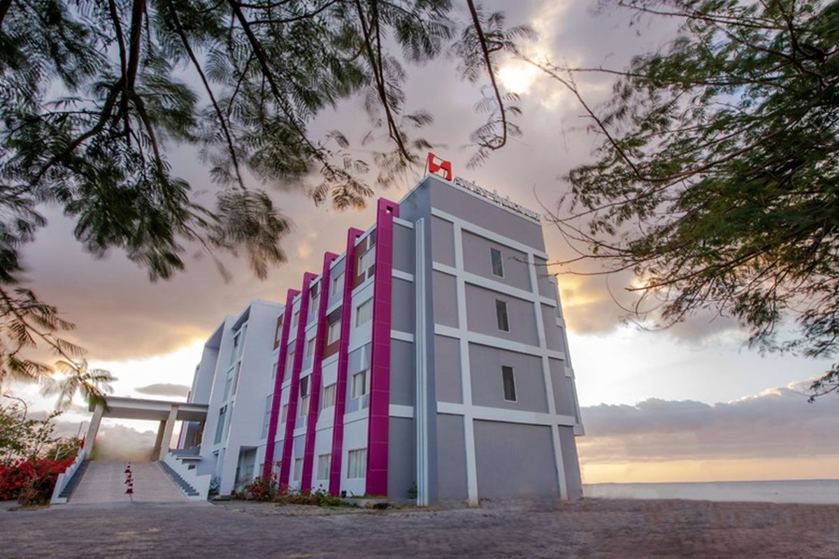 Swiss-Belcourt Kupang berada di lokasi strategis di Pantai Pasir Panjang.