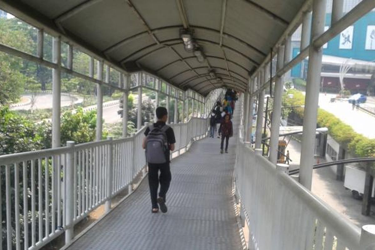 Jalur transit antara halte Semanggi dan Bendungan Hilir yang dinilai sejumlah pengguna bus transjakarta, terlalu panjang dan naik turun.