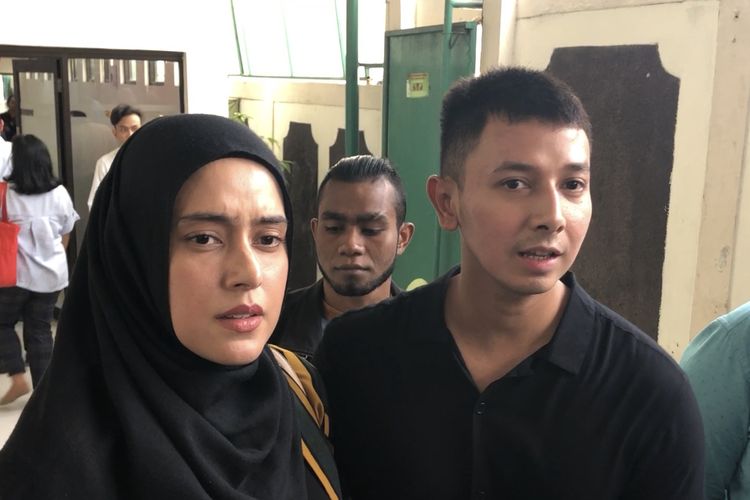 Fairuz A Rafiq dan Sonny Septian saat datang di Pengadilan Negeri Jakarta Selatan, Senin (27/1/2020). 