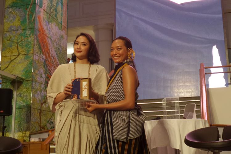 Marketing & Creative Director Rollover Reaction Dinar Amanda dan Aktris Asmara Abigail pada peluncuran koleksi MATA HARI GLAZED! di Plaza Indonesia, Jakarta, Jumat (26/10/2018).