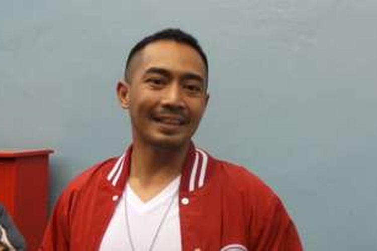 Yama Carlos diabadikan usai mengisi bincang-bincang di studio Trans TV, Mampang Prapatan, Jakarta Selatan, Senin (5/12/2016).