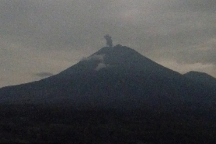 Malam Ini, Gunung Semeru Letuskan Kolom Abu Setinggi 700 Meter