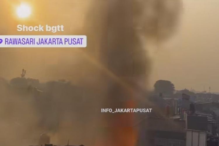 Tangkapan layar video kebakaran di pemukiman warga kelurahan Cempaka Putih Timur, Jakarta Pusat, Kamis (10/8/2023) pagi. (Sumber: @info_jakartapusat)