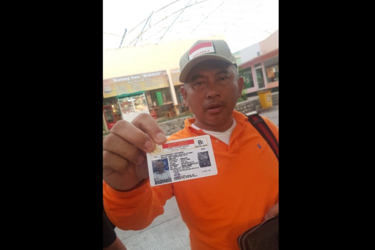 Wali Kota Bekasi Rahmat Effendi tunjukkan SIM B1 miliknya, Kamis (10/1/2019).
