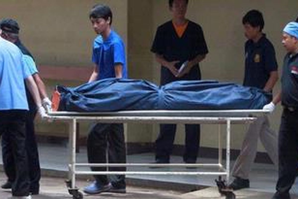 Tim Identifikasi - Sejumlah petugas Disaster Victims Identification (DVI) melakukan proses identifikasi di  Rumah Sakit Polri Kramat Jati, Jakarta Timur, Rabu (16/5/2012). 