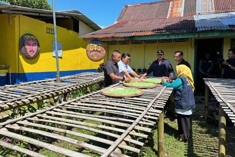 Direktur Pamapersada Nusantara, Ari Sutrisno bersama jajarannya melihat proses penjemuran tiwul di Kampung Proklim Kawista, Adiwarno, Selomerto, Wonosobo, Jawa Tengah pada Rabu (8/5/2024). Kampung Proklim Kawista merupakan kampung binaan dalam program Corporate Social Responsibility (CSR) PT. Pamapersada Nusantara.