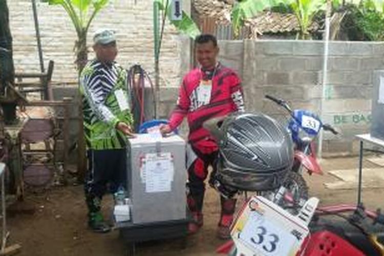 Petugas KPPS di TPS 33 Dusun Sragan, Kecamatan Trirenggo, Kabupaten Bantul kenakan baju ala rider motor trail