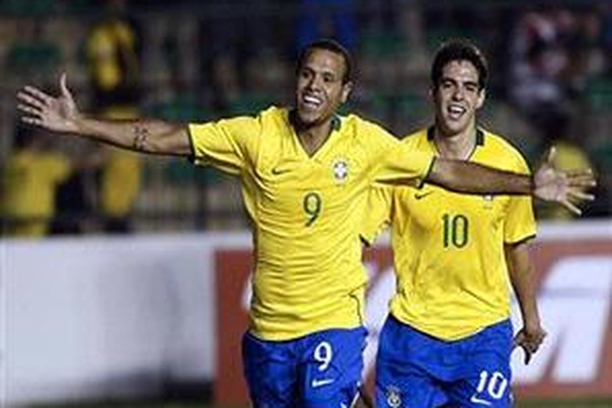Luis Fabiano merayakan golnya ke gawang Portugal dalam laga persahabatan di Brasilia, Rabu (19/11). Fabiano mencetak tiga gol dan Brasil menang 6-2.