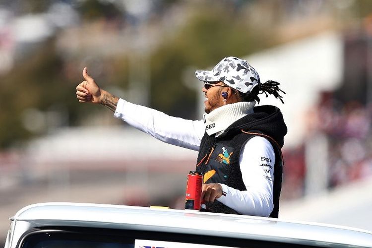 Lewis Hamilton menjalani defile jelang balapan F1 GP Amerika Serikat di Austin, 3 November 2019. 
