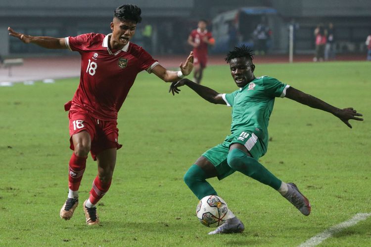 Pemain timnas Indonesia, Ramadhan Sananta  berusaha menguasai bola saat bertanding melawan timnas Burundi pada pertandingan FIFA Matchday di Stadion Patriot Candrabhaga, Bekasi, Sabtu (25/3/2023). Indonesia menang 3-1 atas Burundi