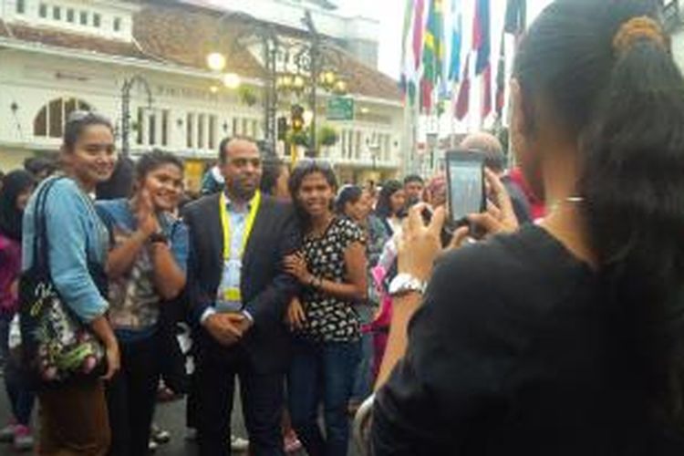 Salah satu delegasi dari Mesir tengah menerima permintaan warga Bandung untuk berfoto.