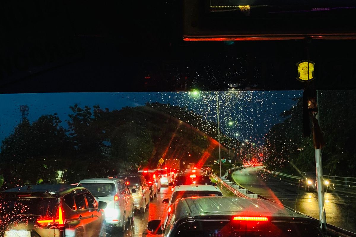 Suasana macet Surabaya menuju akses tol.