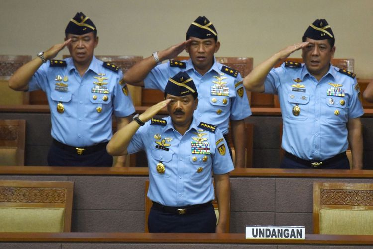 KSAU Marsekal Hadi Tjahjanto (depan) menghadiri Sidang Paripurna DPR di Kompleks Parlemen, Senayan, Jakarta, Kamis (7/12/2017). DPR menyetujui Marsekal Hadi Tjahjanto untuk diangkat menjadi Panglima TNI menggantikan Jenderal Gatot Nurmantyo.