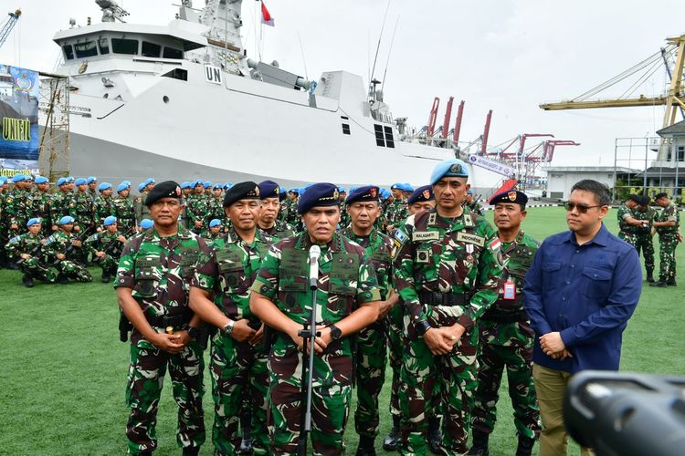 KSAL Laksamana Muhammad Ali (depan) beserta jajaran di Markas Komando Lintas Laut Militer (Kolinlamil), Jakarta Utara, Selasa (6/2/2024).